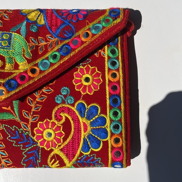 NWT Red Velvet envelope style embroidered clutch with shoulder strap Bag - Picture 5 of 13